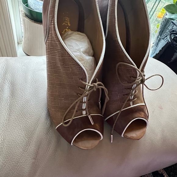 Size6 1/2
Designer L.A.M.B shoe
Very classy peep toe oxford style
Gently worn - Picture 2 of 9